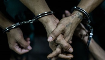 سقوط 35 عاطلا بحوزتهم مواد مخدرة وأسلحة نارية قبل ترويجها بالقليوبية