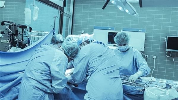 لأول مرة.. المستشفيات التعليمية: نجاح عملية زراعة كلى عن طريق منظار البطن بالقومي للكلى