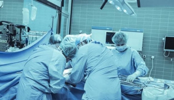 لأول مرة.. المستشفيات التعليمية: نجاح عملية زراعة كلى عن طريق منظار البطن بالقومي للكلى