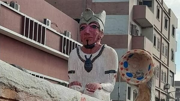 تمثال بأحد ميادين أسيوط يثير السخرية.. والسياحة: أرسلنا مذكرة لمركز أبو تيج لإزالته