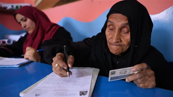 «حلم حياتي أقعد على تخته».. سيدة بالمنوفية عمرها 87 سنة تخوض امتحان محو الأمية.. صور