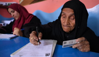 «حلم حياتي أقعد على تخته».. سيدة بالمنوفية عمرها 87 سنة تخوض امتحان محو الأمية.. صور