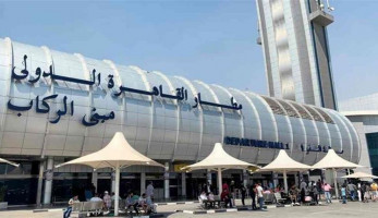 مطار القاهرة يلغي سفر راكبة إلى جدة أصيبت بحالة هياج بسبب مكالمة عائلية