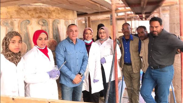 لأول مرة.. المرمم المصري ينجح في إظهار النقوش والألوان الأصلية لأعمدة معابد الأقصر