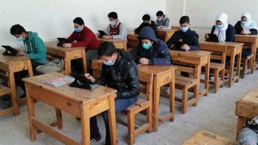 جروبات الغش تزعم تداول امتحان الإنجليزي لثانية ثانوي.. و«التعليم» ترد