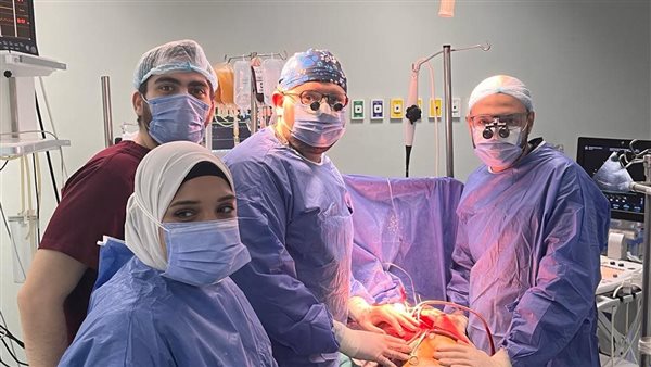 طب أسيوط يستئصل ورمًا نادرًا بالقلب ويستبدل صمام ميترالي لمريض.. صور