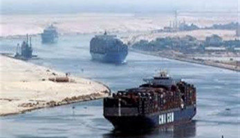 قناة السويس تنفي جنوح سفينة بالمجرى الملاحي: عطل بالدفة لم يؤثر على الحركة