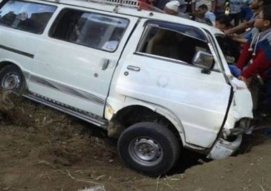 اصطدم بالرصيف.. وفاة حالتين وإصابة 8 آخرين إثر انقلاب ميكروباص في المنوفية