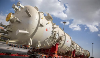 ميناء الأدبية يستقبل 3 أبراج ضخمة لتقطير الغاز