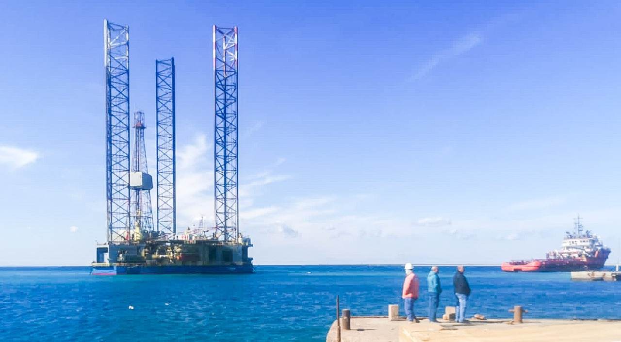 ميناء الطور يستقبل أول حفار بترول لإجراء أعمال صيانة دورية