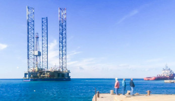 ميناء الطور يستقبل أول حفار بترول لإجراء أعمال صيانة دورية