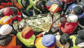 «أطفال تحت الأنقاض».. أصحاب الخوذ البيضاء في سوريا وتركيا يواصلون عمليات الإنقاذ