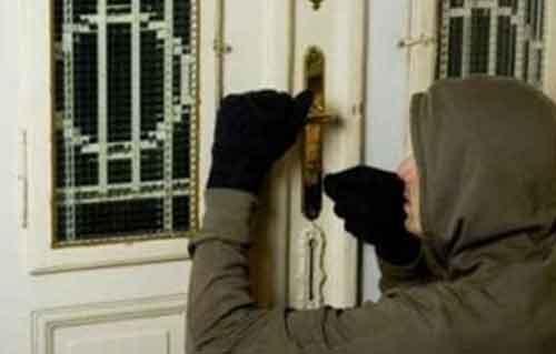 تجديد حبس عاطلين متهمين بسرقة "مبلغ مالي" من داخل شقة بالأزبكية