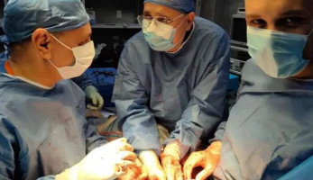 فريق طبي بمستشفى بنها الجامعي يُنقذ حياة شاب بجراحة نادرة.. درن رئوي وصديد