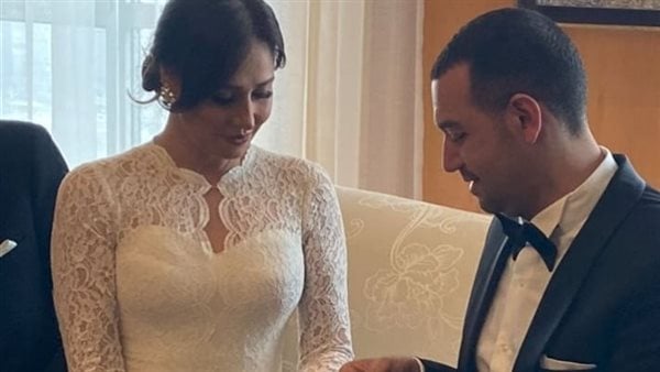 طلبِت الطلاق .. اشتعال غيرة حلا شيحة على معز مسعود والسبب فنانة شهيرة