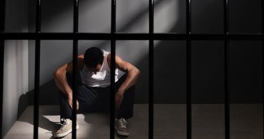 إحالة عامل للجنايات بتهمة انتحال صفة للنصب على المواطنين