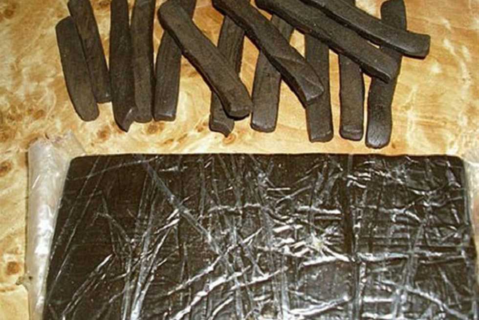ضبط عاطل بحوزته كيلو حشيش وهيروين بالقناطر الخيرية
