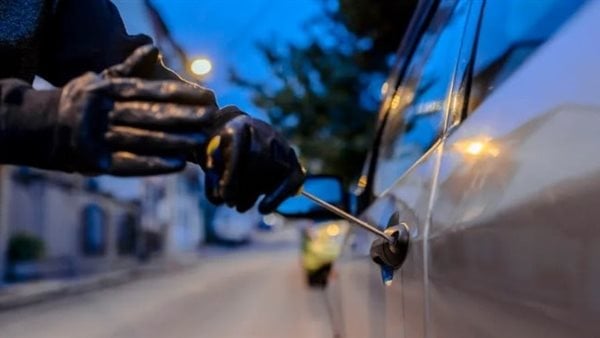 مندوب مبيعات يستعين بآخرين لسرقة 3 ملايين جنيه من سيارة بمدينة نصر