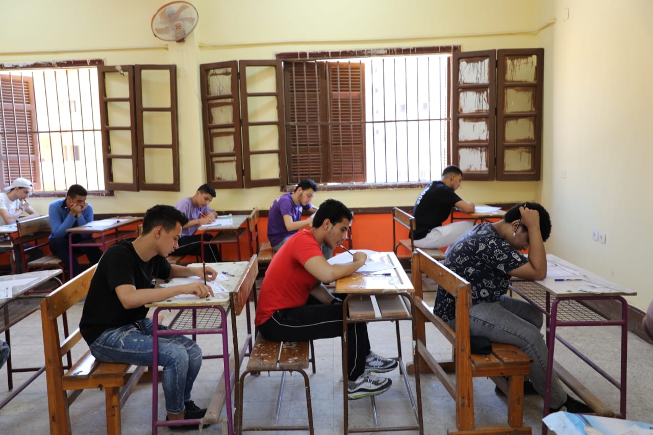 التعليم تقرر عدم توحيد أسئلة امتحانات الثانوية العامة في الترتيب لإرباك «الغشاشين»
