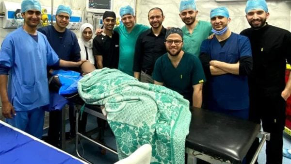 أطباء الحسين الجامعي ينجحون في إخراج سيخ حديد من بطن طفل.. صور