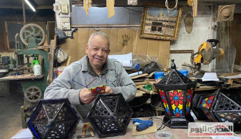 شغف لا ينتهي.. قصة «عم محمد» أقدم صانع فوانيس خشب في باب زويلة