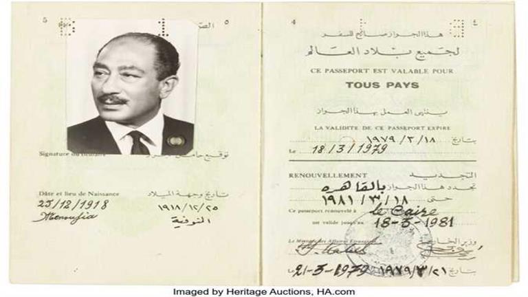 استعادته مصر من مزاد دولي.. جواز سفر السادات يصل مكتبة الإسكندرية ‐ صور