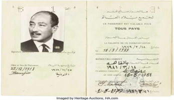 استعادته مصر من مزاد دولي.. جواز سفر السادات يصل مكتبة الإسكندرية ‐ صور