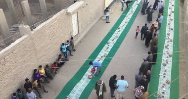 الأقصر تشهد تنظيم أطول وأكبر مائدة إفطار فى شهر رمضان.. صور