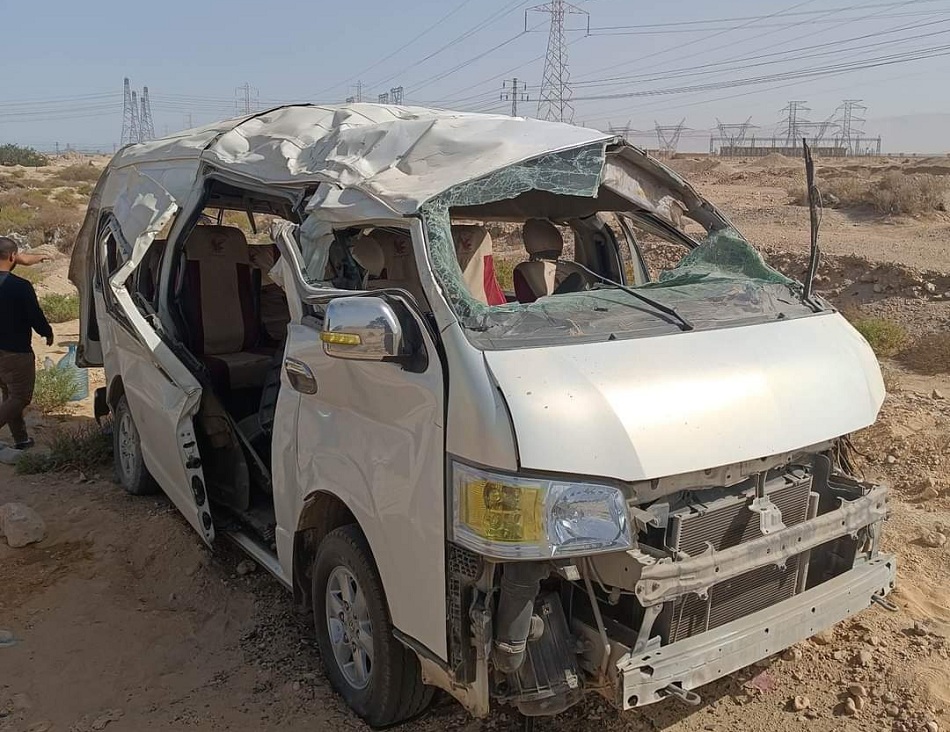 إصابة 8 عمال في انقلاب سيارة ميكروباص بطريق السخنة
