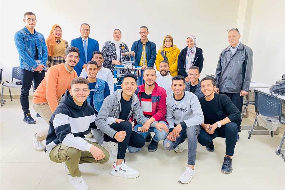 جامعة 6 أكتوبر التكنولوجية تصنع أول ماكينة غزل ونسيج مُتنقلة بأيدي طلابها