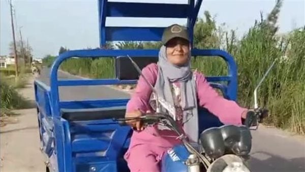 ‏جميلة.. أول سيدة دليفري لتوصيل الطلبات في البحيرة