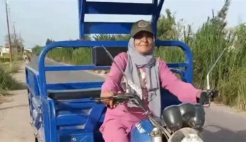‏جميلة.. أول سيدة دليفري لتوصيل الطلبات في البحيرة