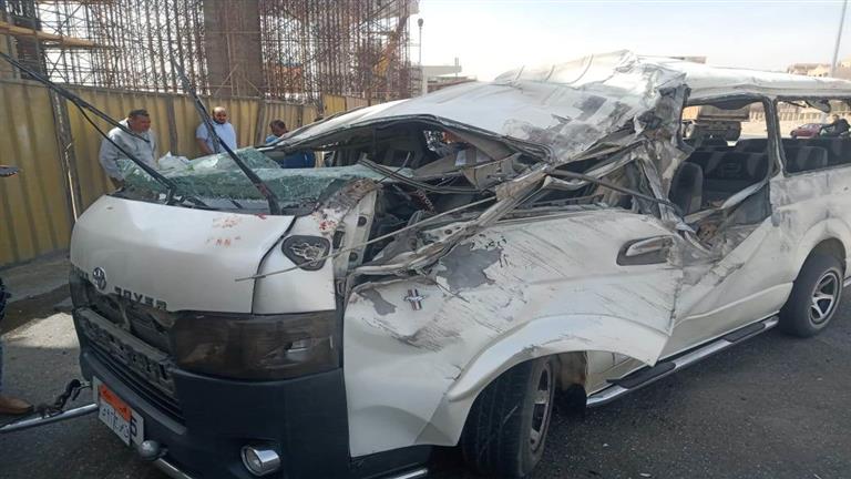 بالأسماء.. مصرع مواطن وإصابة 8 في انقلاب ميكروباص على صحراوي المنيا
