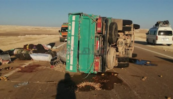 ننشر الصورة الأولى لحادث انقلاب سيارة نصف نقل على طريق الفرافرة ديروط