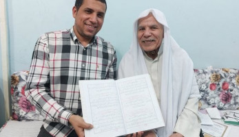 بخط يده وبقلمٍ جاف.. مُسن يكتب القرآن الكريم كاملًا في 12 شهرًا بسوهاج | صور