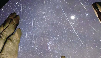 راقب السماء خلال ليالي مايو.. وشاهد 20 شهابًا في الساعة
