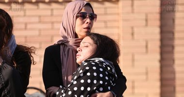 انهيار خطيبة مصطفى درويش أثناء دفن جثمانه بالمقابر.. صور