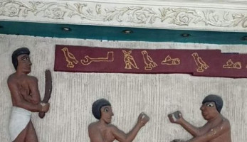 بعد إثارتها للجدل، التأمين الصحي يكشف حقيقة إزالة الجدارية المنقوشة بفرع القاهرة
