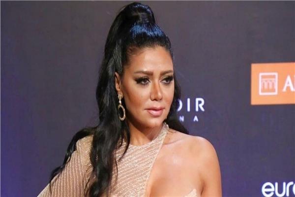 رانيا يوسف تفاجئ جمهورها بزي فرعوني