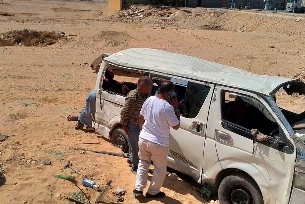 إصابة 14 شخصًا في انقلاب سيارة على الصحراوي الشرقي بقنا