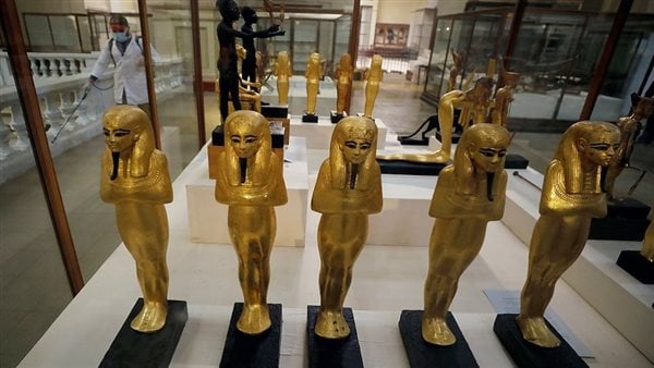 مصدر بـ الآثار: قبول 8 قطع أثرية مهداة من حفيد رئيس الجالية الإيرانية في العصر الملكي | خاص