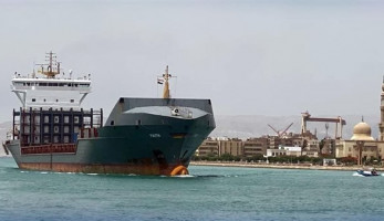 مصدر: استمرار الملاحة وعبور السفن في قناة السويس رغم الطقس المتقلب
