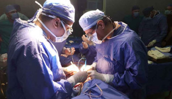 فريق طبي بمستشفيات جامعة أسيوط يستأصل ورما دمويا نادرا بالأنف | صور
