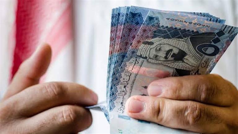 مصادر: شح في المعروض من الريال السعودي والدرهم الإماراتي بالصرافات