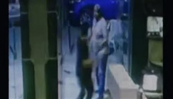 قولتله الميه نازلة من شقتك فضربني بسكينة.. كويتي ونجله يعتديان على حارس عقار وموظف بالمريوطية | تحقيقات