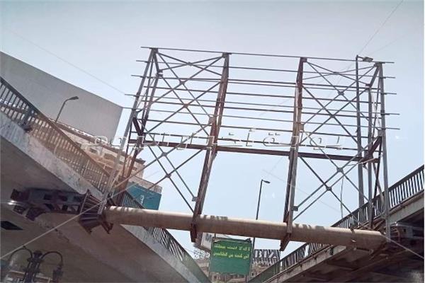 قبل الكارثة| لوحة إعلانية جديدة على كوبري أكتوبر «تهدد حياة الآلاف».. صور