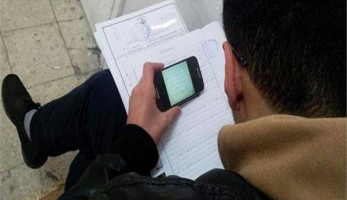 «قفشه في الحمام».. مراقب يضبط هاتف متصل بالإنترنت بحوزة طالب بأسيوط 