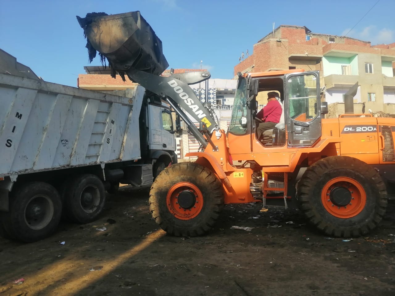 رفع المخالفات والتعديات بقطاعات العجوزة والمهندسين والصحفيين وأرض اللواء