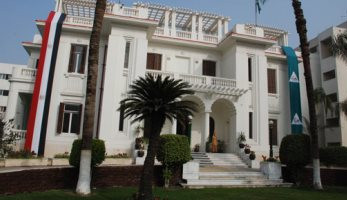 الجيزة: بدء طلاء جميع العقارات بالطرق المؤدية إلى المتحف المصرى باللون البيج