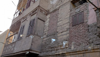 محافظة القاهرة: عقار الخليفة المنهار جزئيا صادر له قرارات إزالة لم ينفذها السكان | صور